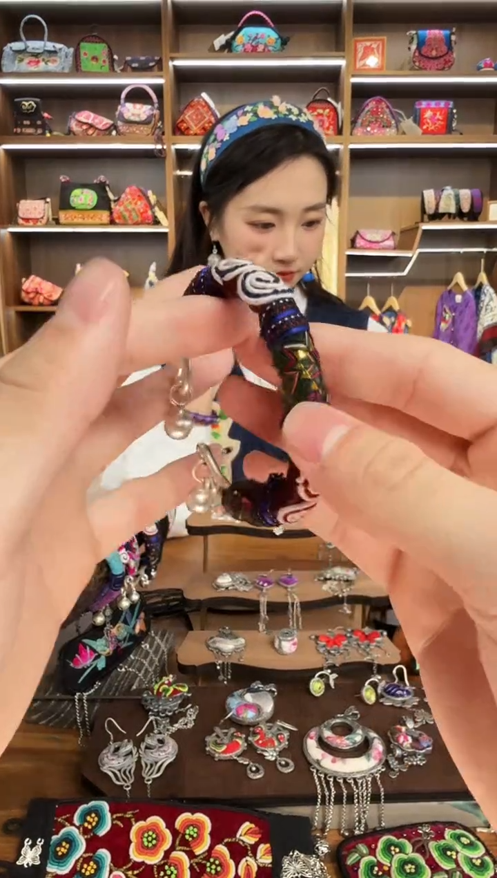 【闪购商品】织绣71蒙阿苏苗绣传承