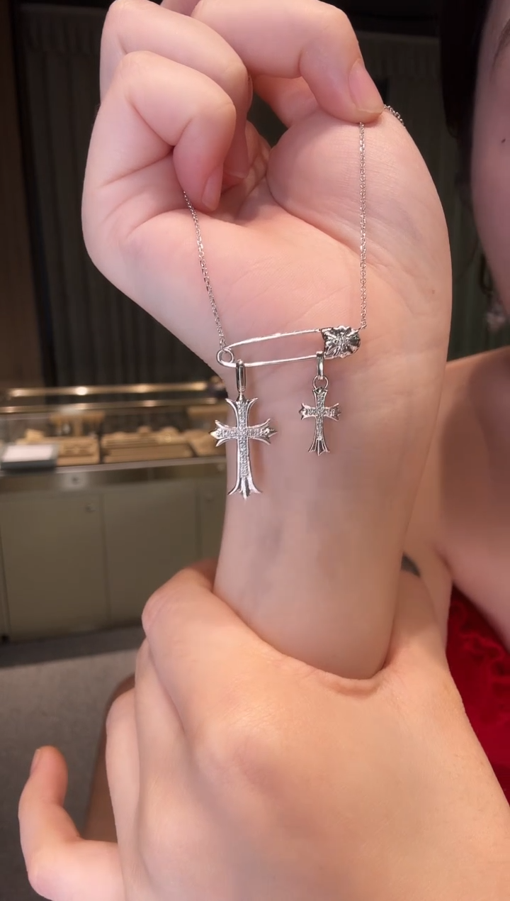 铂Pt950镶嵌项链钻石十字架