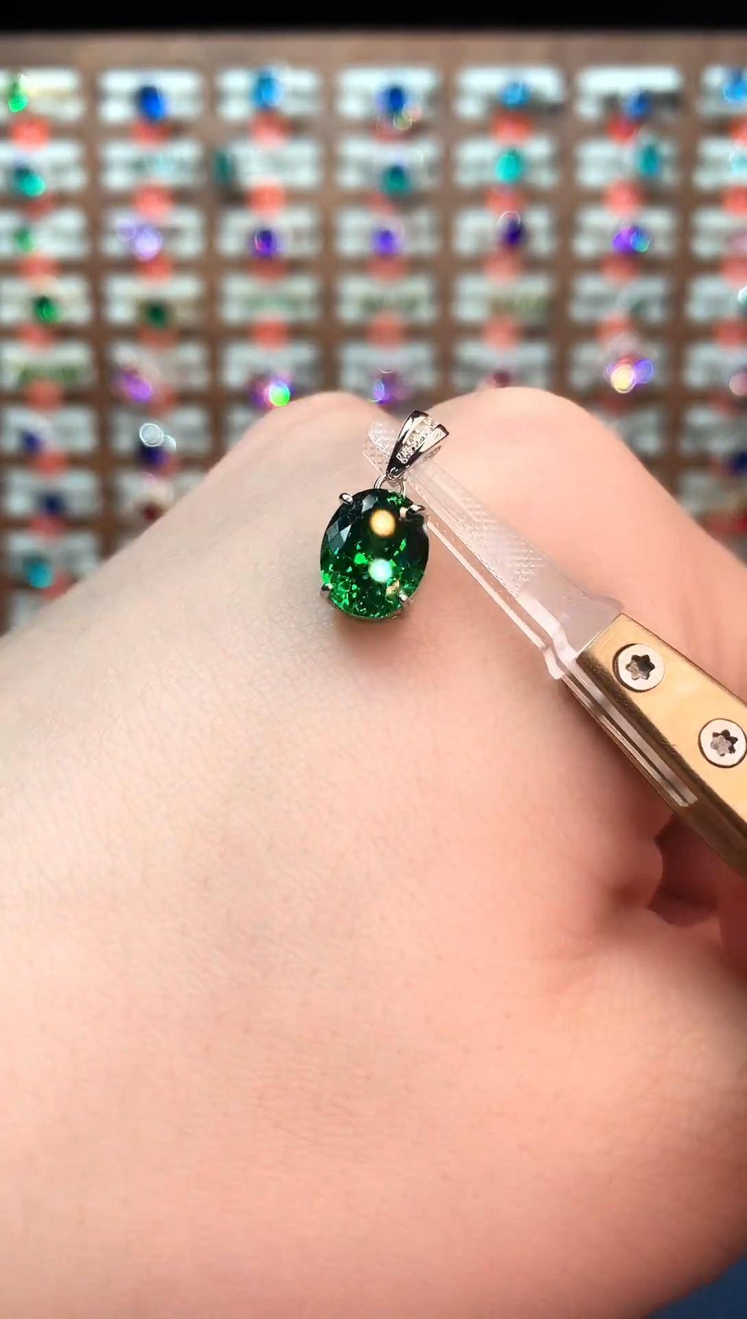 吊坠(赠链)银S925镶嵌石榴石（沙弗莱）......