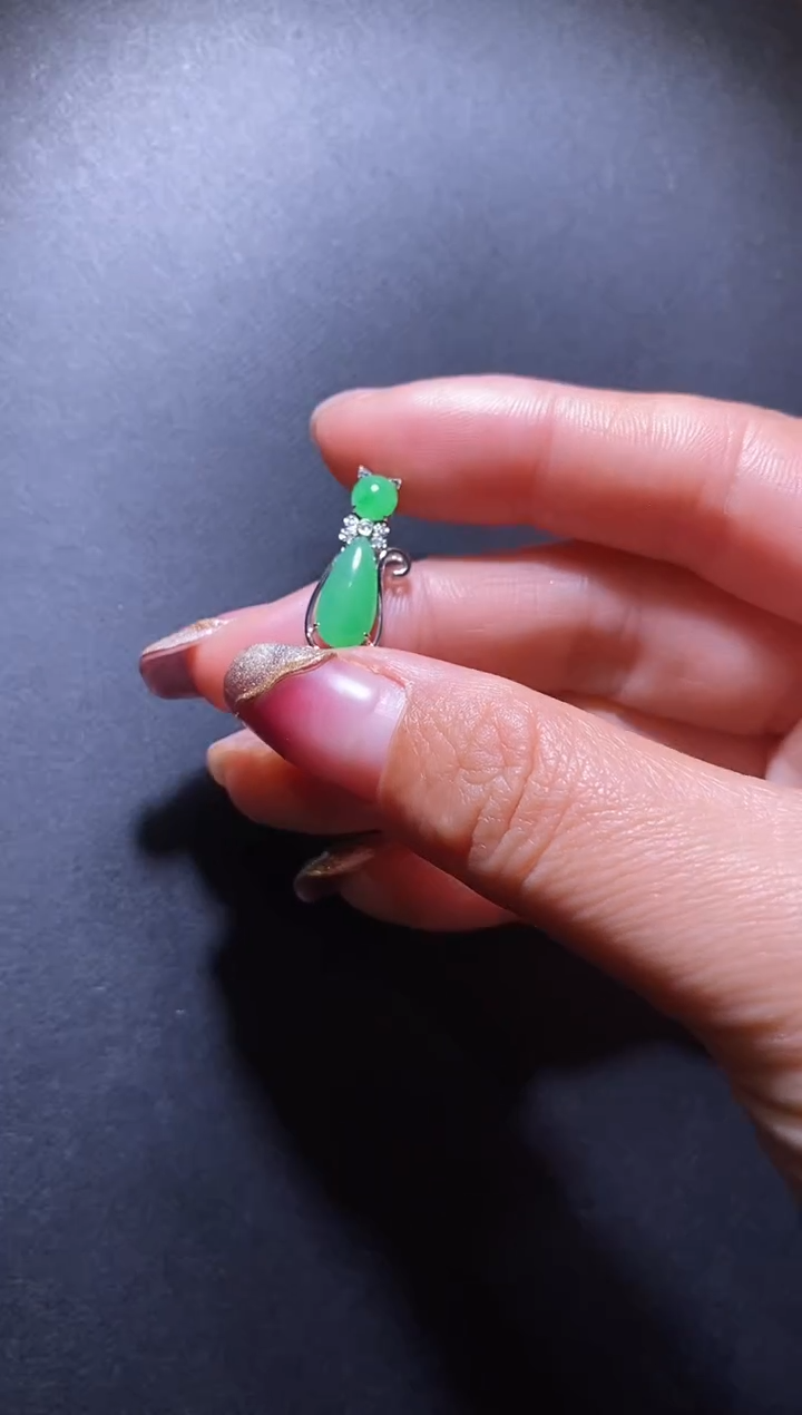 颈饰18K金镶嵌翡翠猫咪吊坠