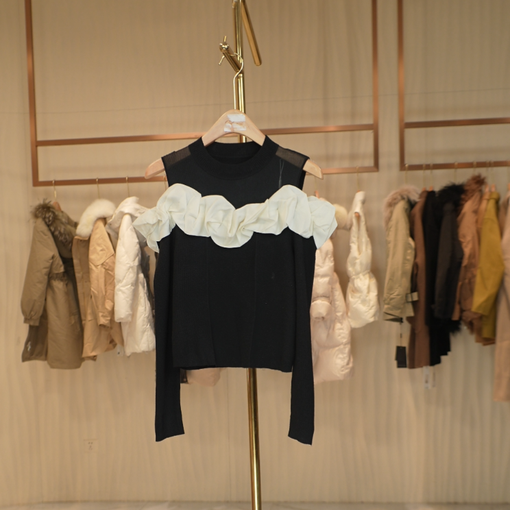 E135 E系列设计师款立体装饰露肩长袖绵羊毛针织衫女 M0017