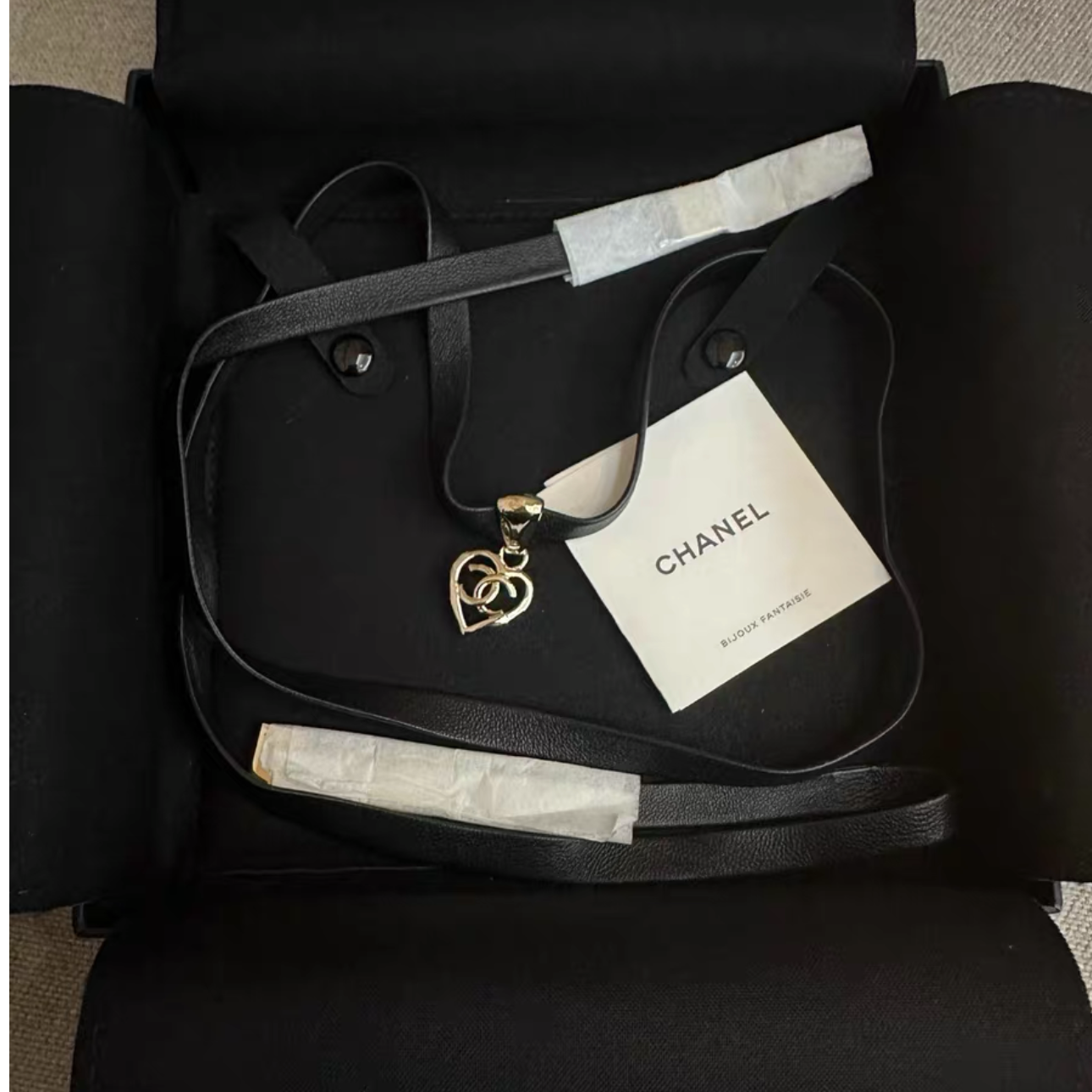 全新未使用 Chanel/香奈儿  经典皮穿链黑金皮质爱心项链 
