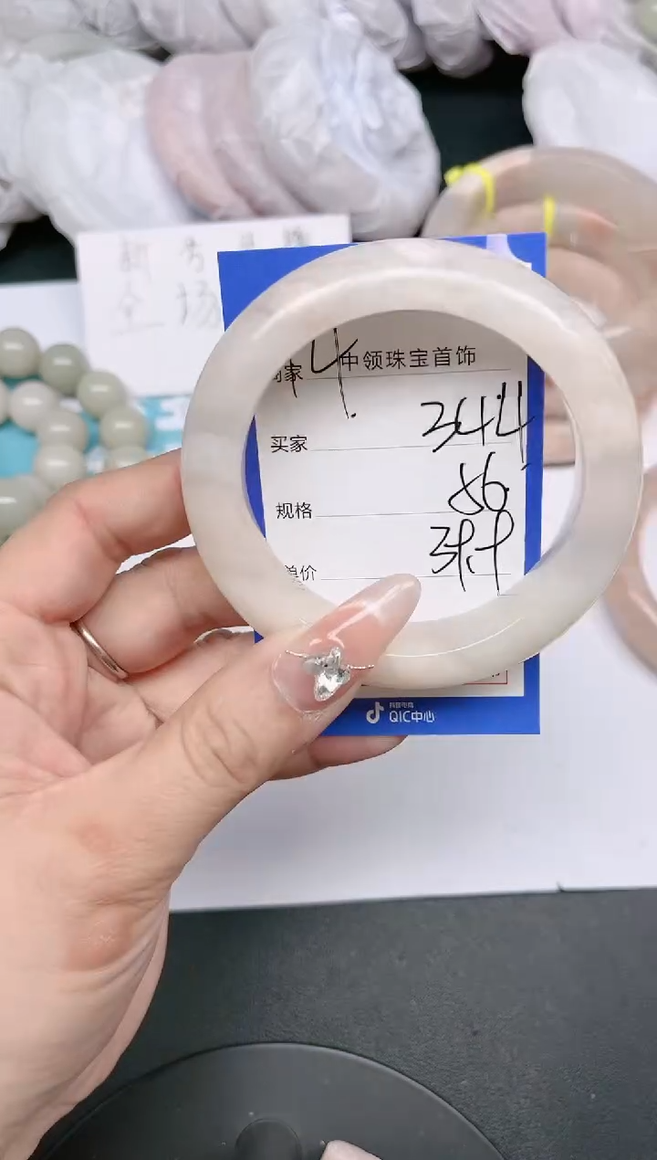【闪购商品】石英质玉未镶嵌手镯344