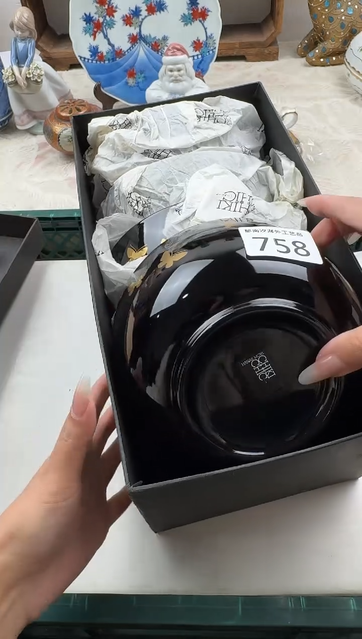 团*?F          758