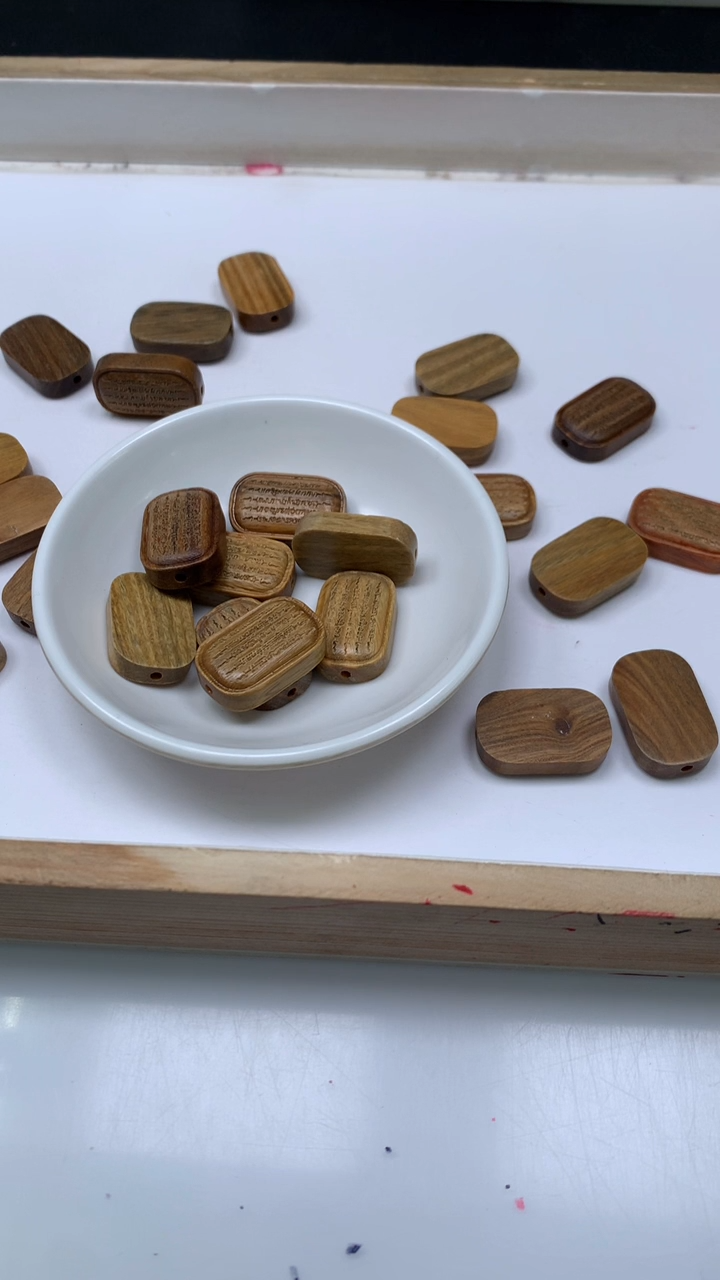 维腊木（绿檀）散珠E836 绿檀 牌牌7*16*25mm 1个8元