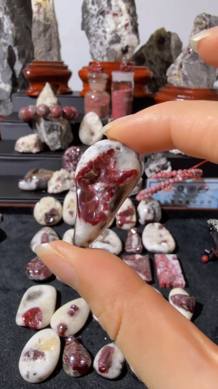 天然辰砂天然辰砂天然朱砂大晶砂随行吊坠