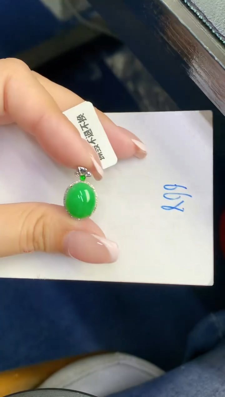 翡翠18K金镶嵌颈饰缅甸天然翡翠A货