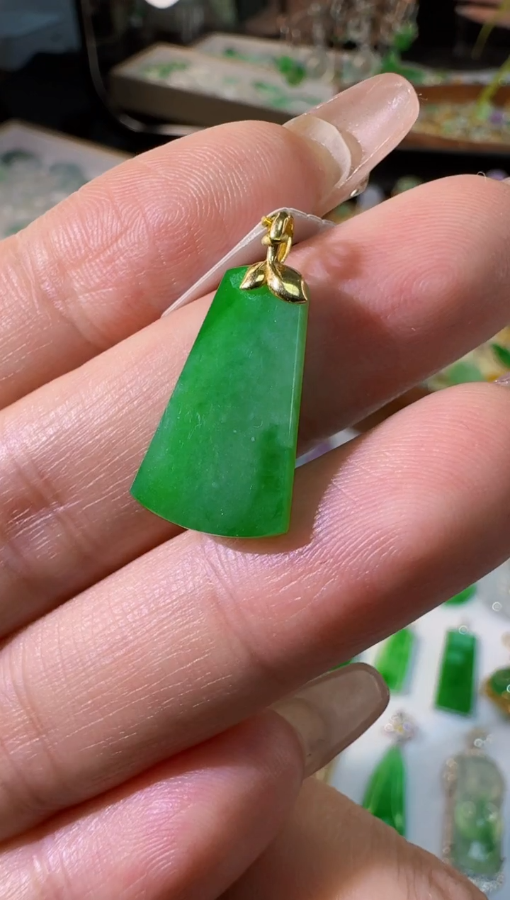 【闪购商品】翡翠颈饰18K金镶嵌缅甸翡翠A货吊坠