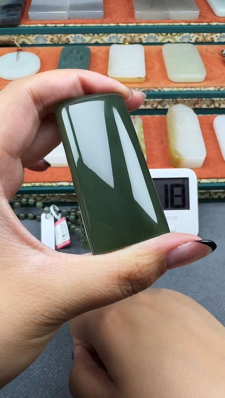 和田玉未镶嵌颈饰婷婷