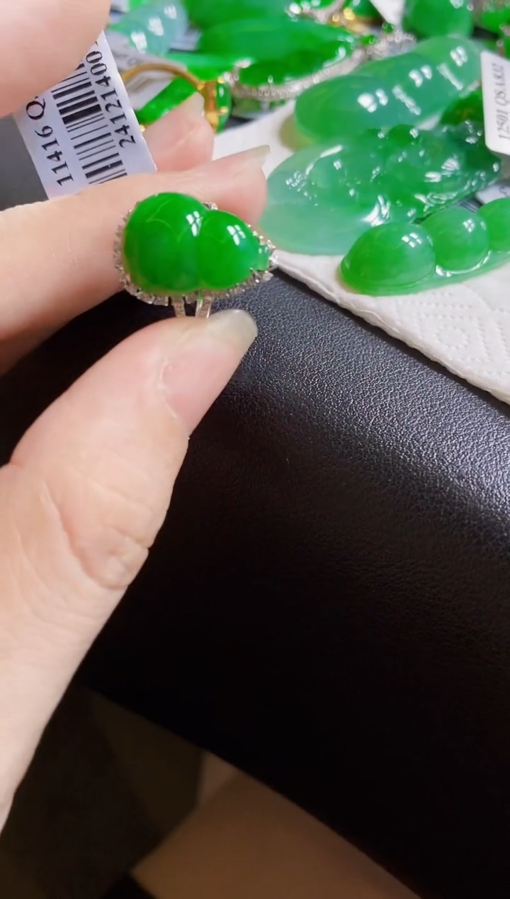 翡翠18K金镶嵌颈饰戒指