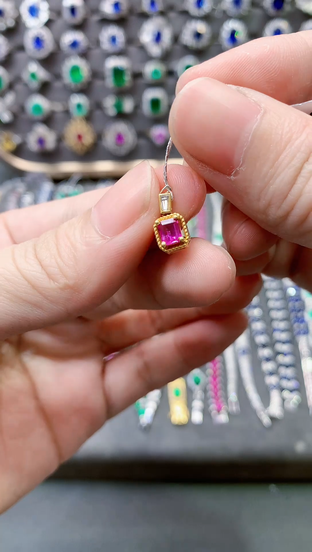 【闪购商品】彩色蓝宝石吊坠18K金镶嵌1