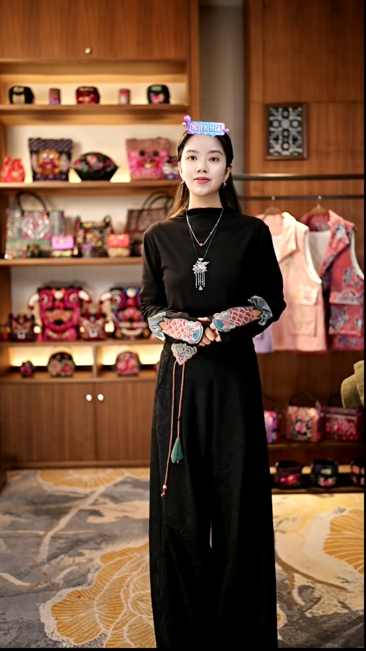 刺绣七***?私人定制苗族手工袖口绣打底