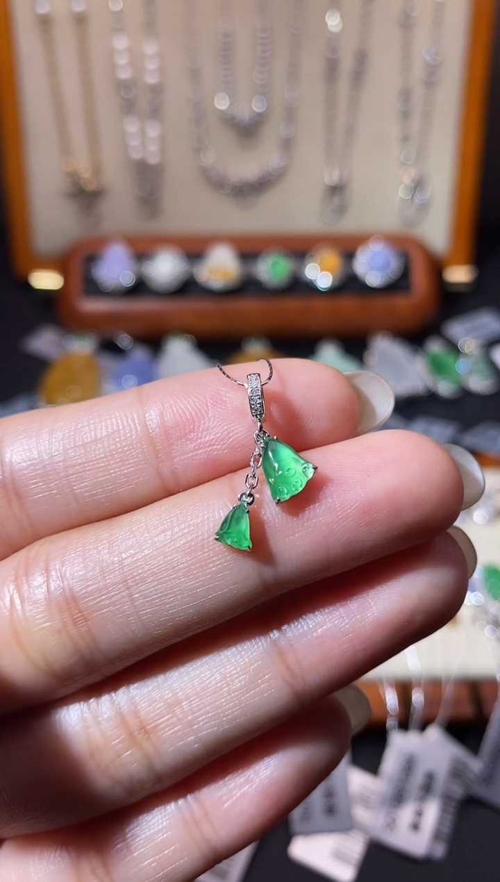 翡翠18K金镶嵌颈饰吊坠