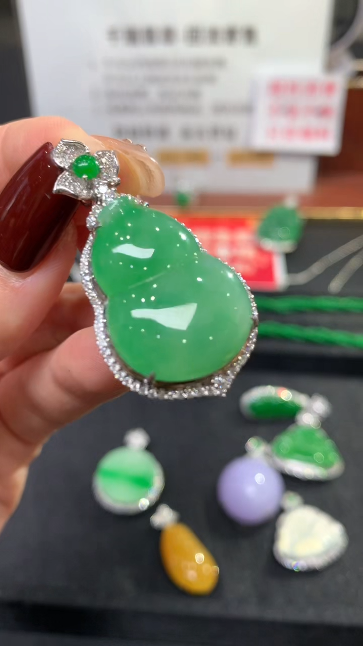 【闪购商品】翡翠吊坠(不含链)18K金镶嵌葫芦回流不退不换|13800+0