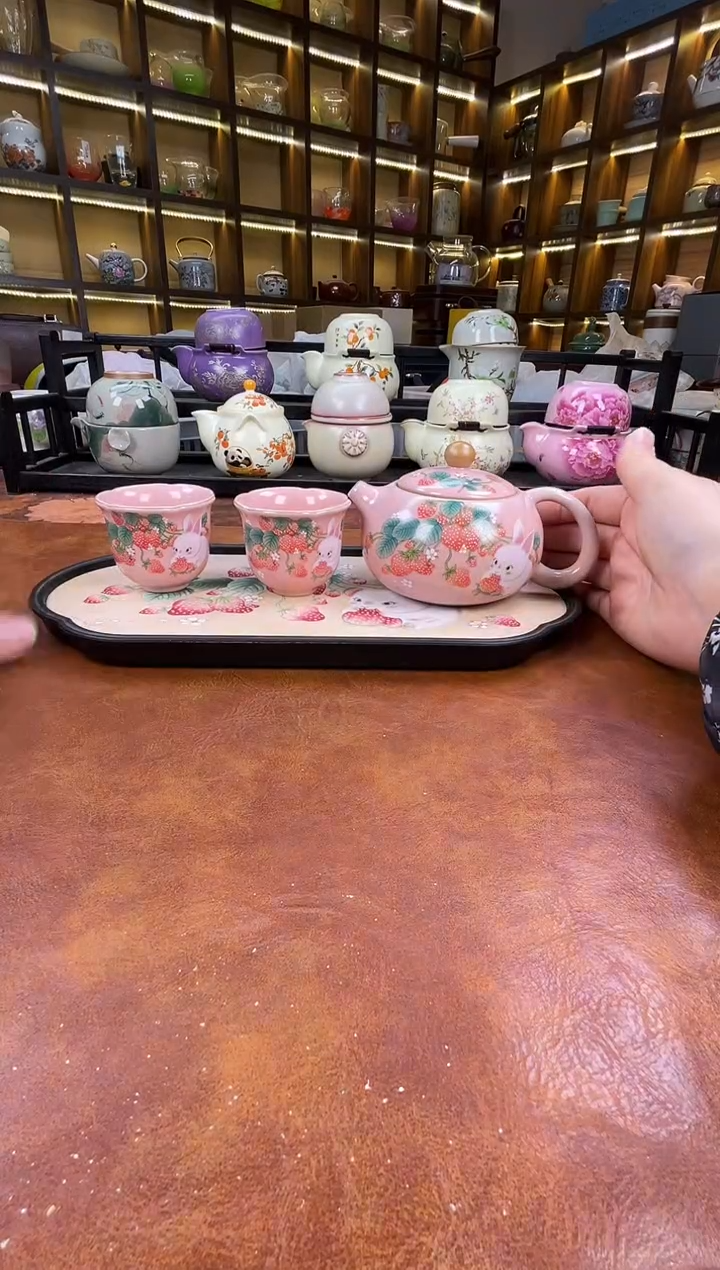 .粉汝草莓兔1西施壶2花口杯+草莓兔盘