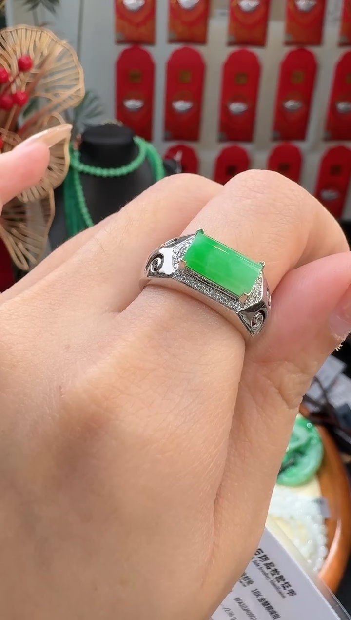 【闪购商品】翡翠颈饰18K金镶嵌戒指