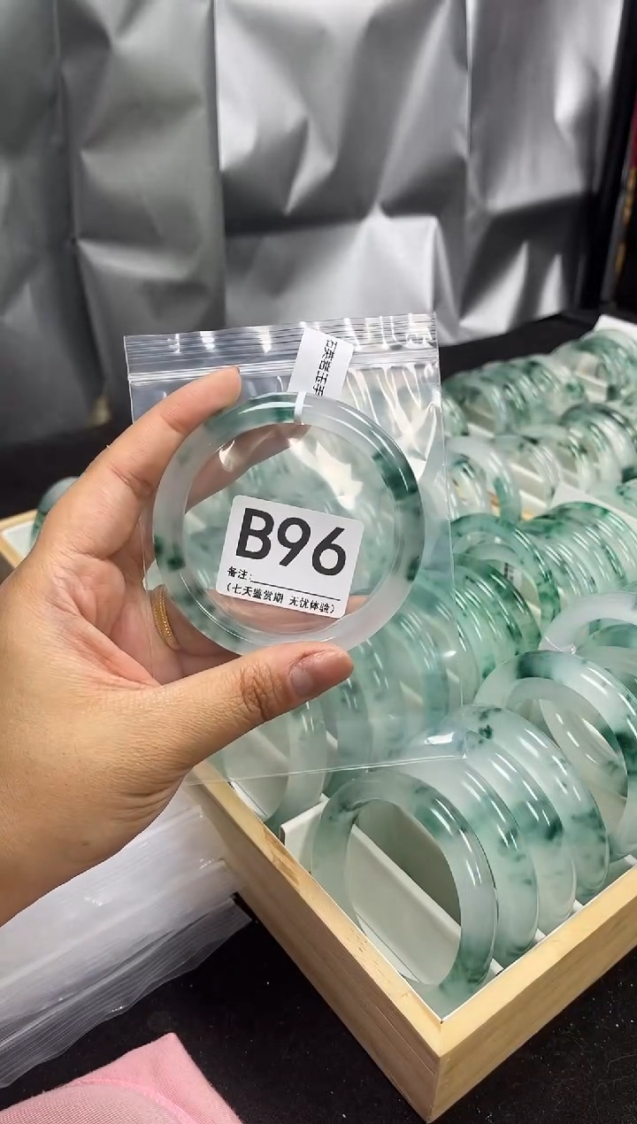 【闪购商品】石英岩玉手镯未镶嵌B96