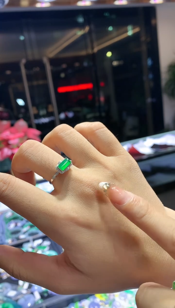 【闪购商品】翡翠吊坠(不含链)18K金镶嵌戒指