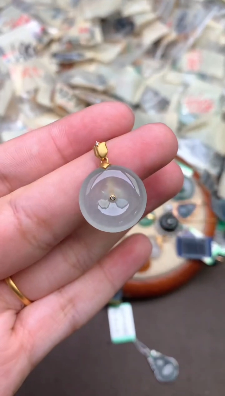 18K金镶嵌挂件翡翠   —