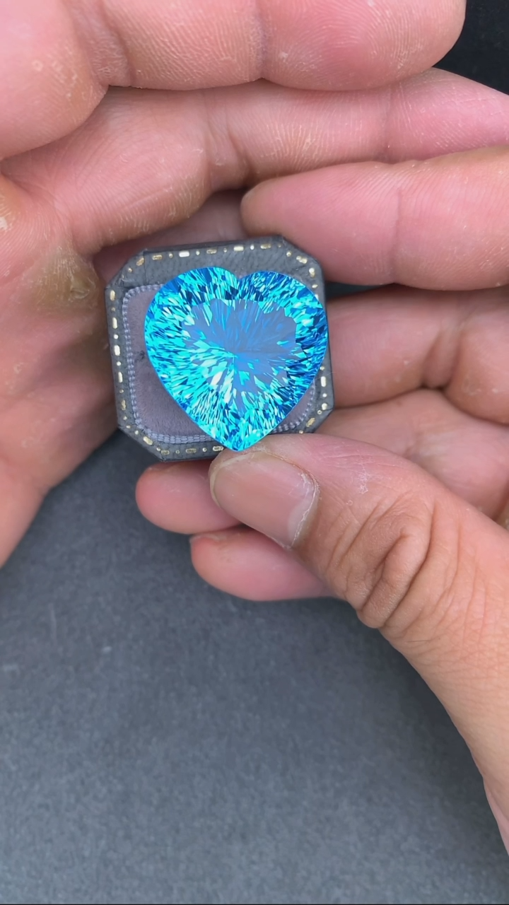 未镶嵌裸石托帕石60.7克拉