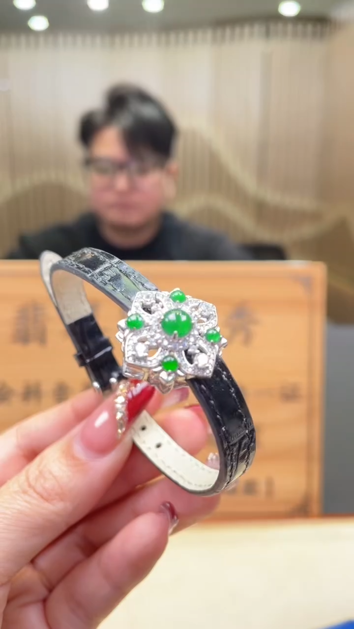 【闪购商品】翡翠颈饰未镶嵌      *A2 (只发一件)