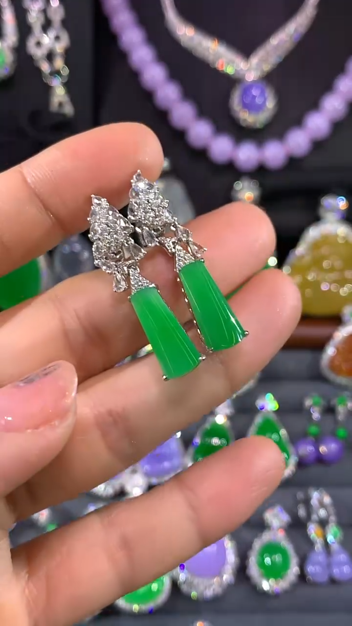 18K金镶嵌翡翠耳饰耳包