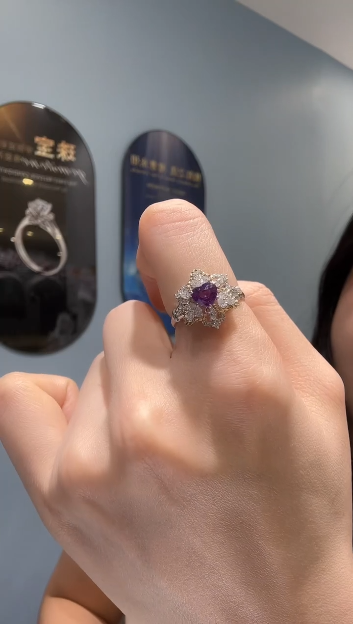 【闪购商品】彩色蓝宝石戒指18K金镶嵌爱心戒指