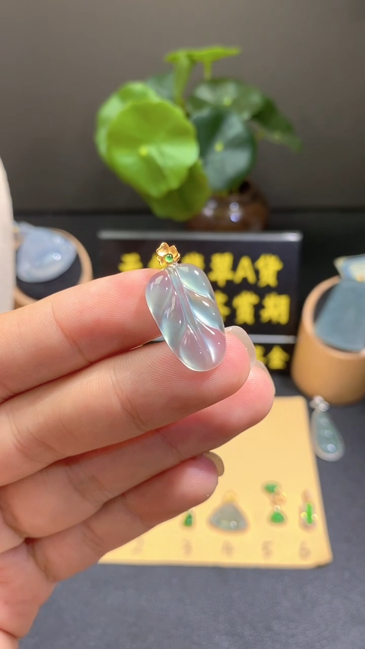 颈饰18K金镶嵌翡翠翡翠A货