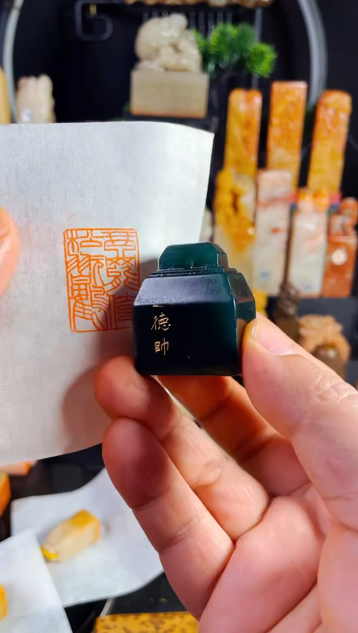 【闪购商品】雅安绿印石手工篆刻《琴罢倚松玩鹤》