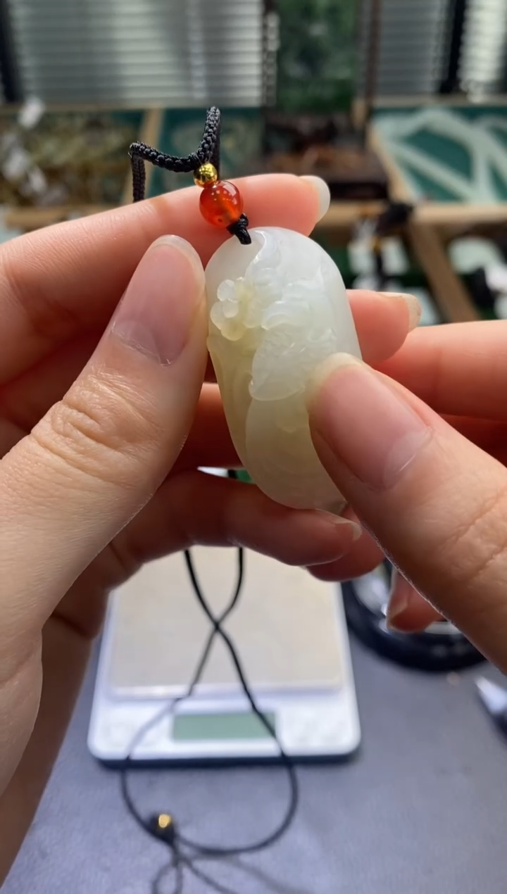 颈饰未镶嵌和田玉且末料喜上眉梢吊坠