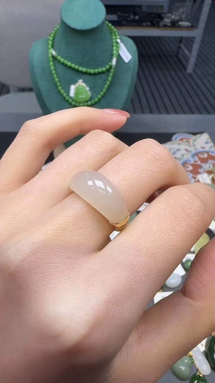 18K金镶嵌戒指和田玉1