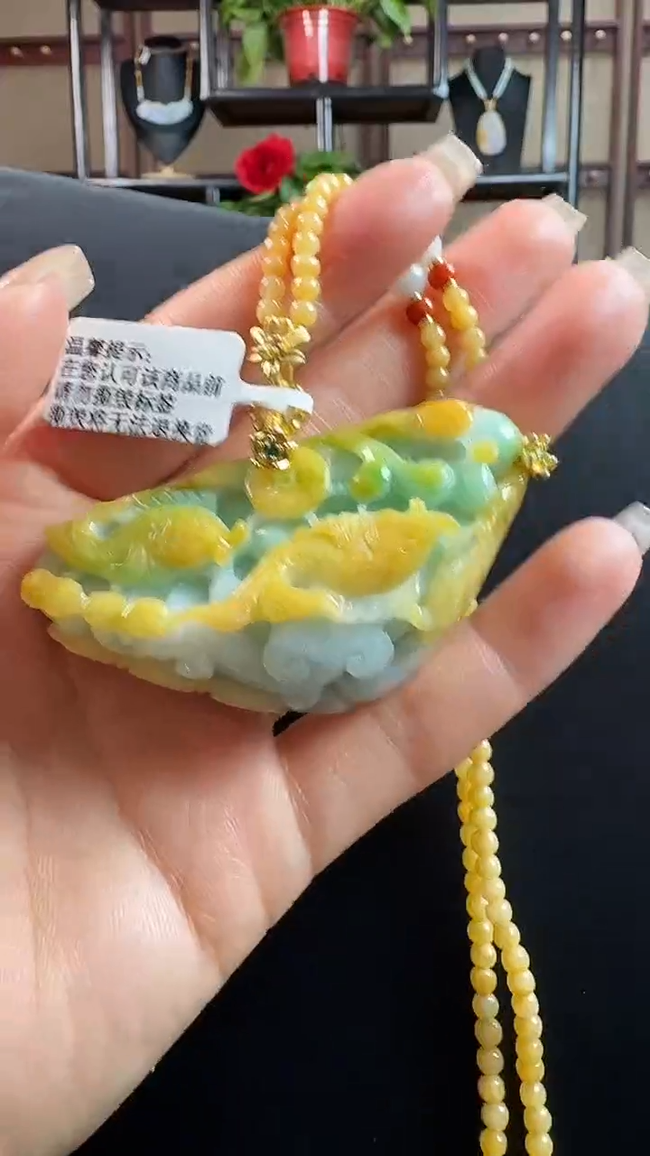 颈饰未镶嵌翡翠鱼戏莲花