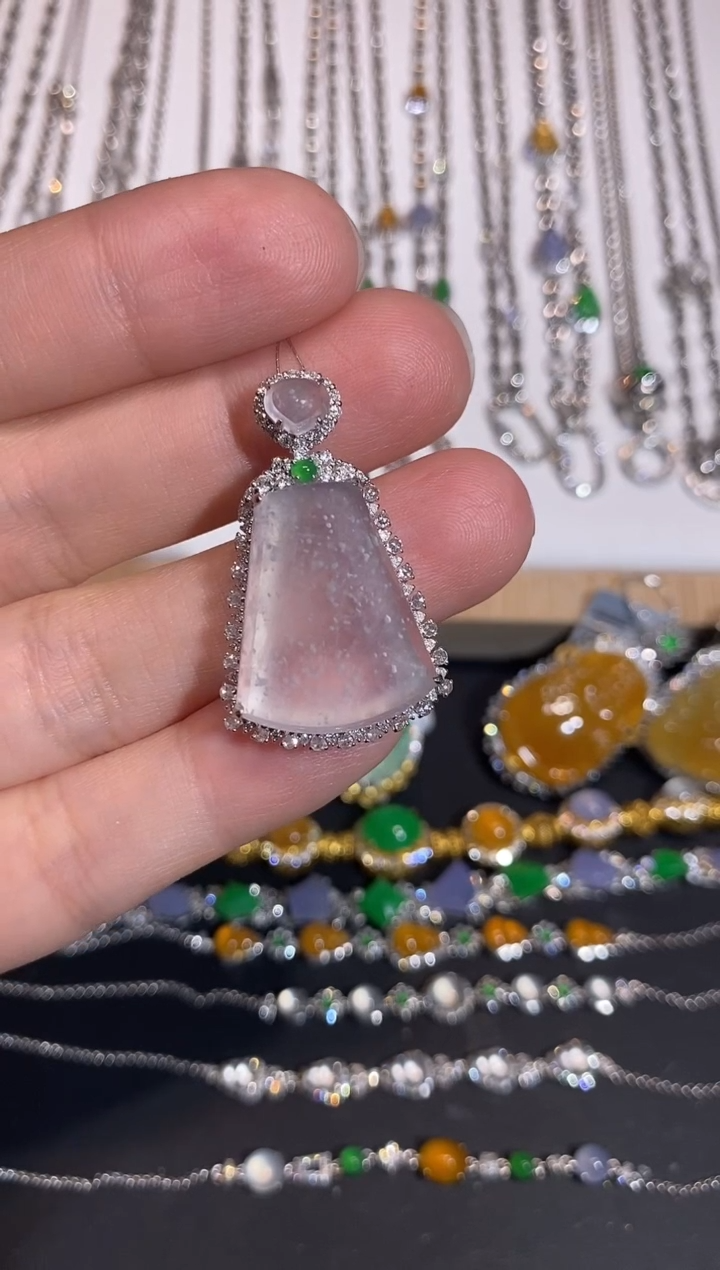 颈饰18K金镶嵌翡翠吊坠