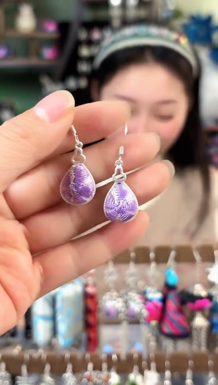 彩云南阁非遗老绣饰品655