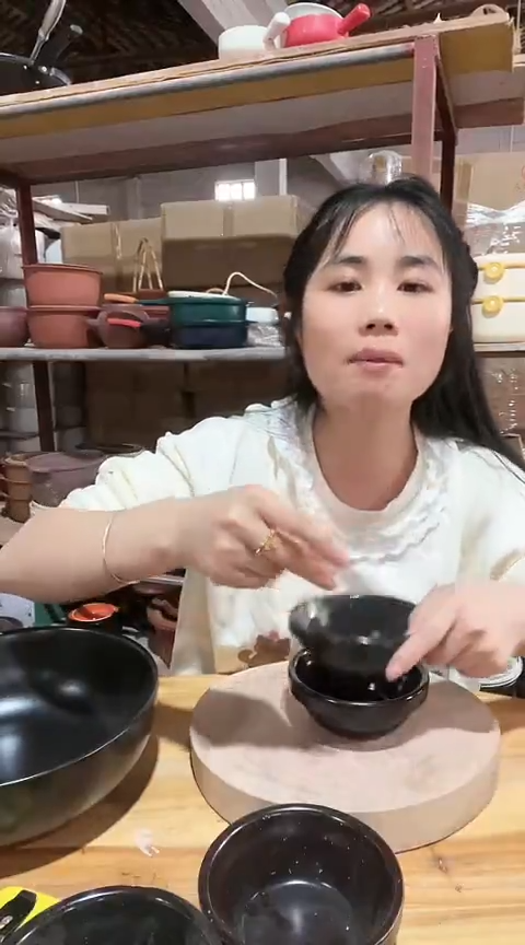 陶明细瑕疵黑色砂锅碗2个