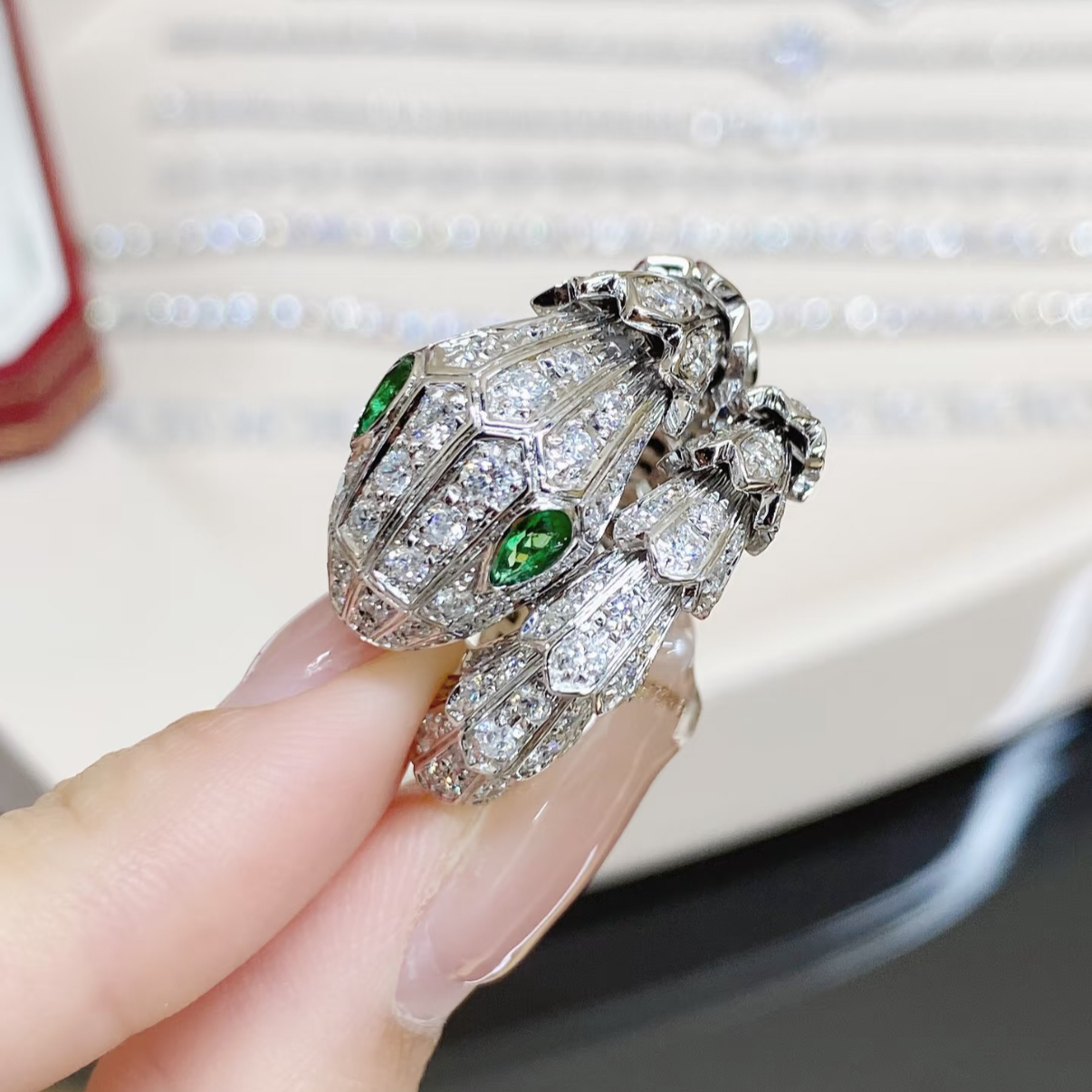 99新 BVLGARI/宝格丽 小花6珊 满钻 白金 粗版蛇戒 绿眼睛 L码