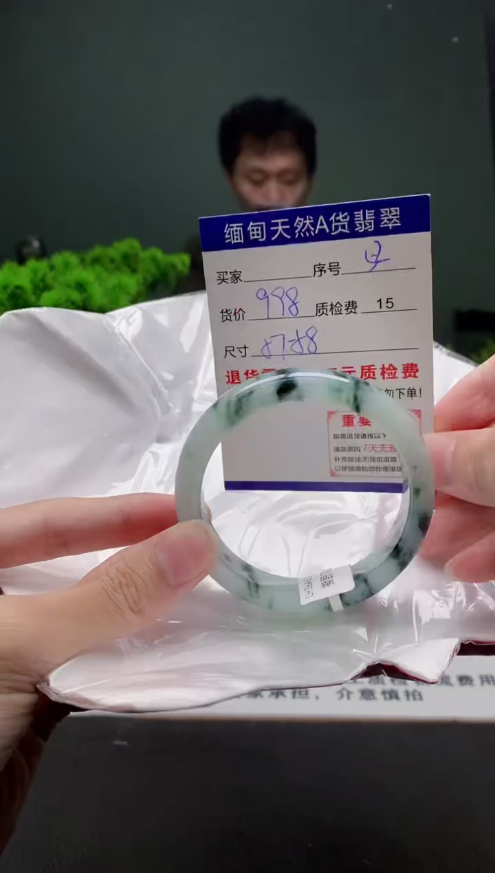 翡翠手镯未镶嵌52缅甸天然A货翡翠需包容瑕疵，介意慎拍