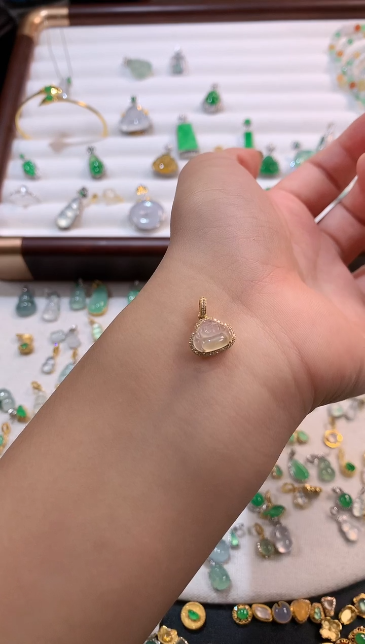 翡翠18K金镶嵌颈饰佛公