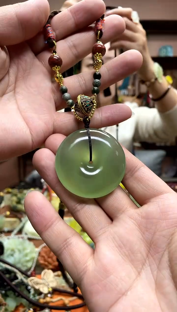 未镶嵌岫玉颈饰·