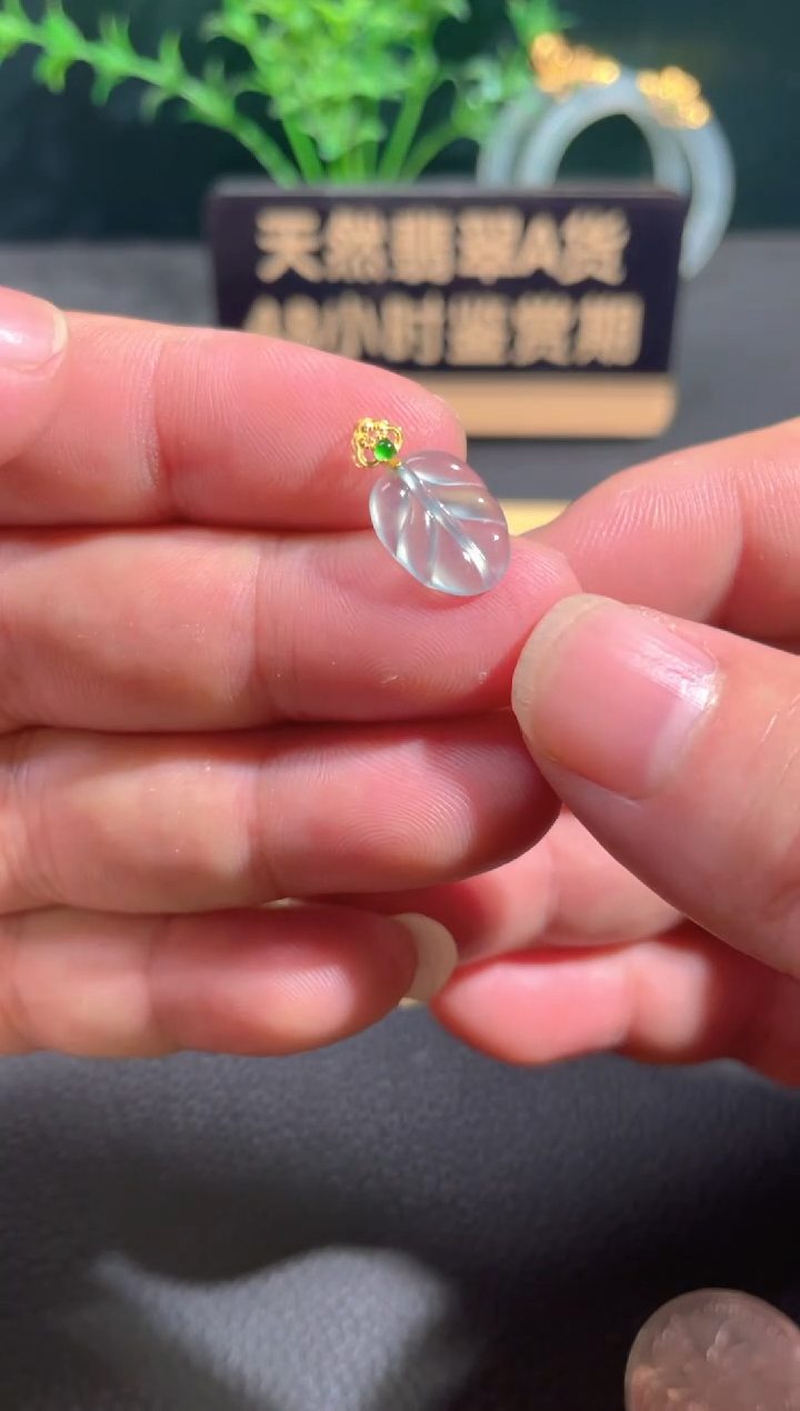 翡翠18K金镶嵌颈饰翡翠