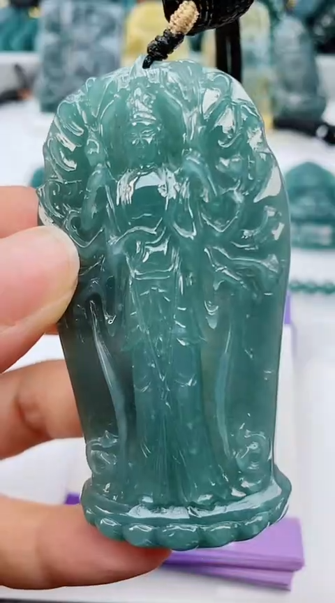 翡翠未镶嵌颈饰            