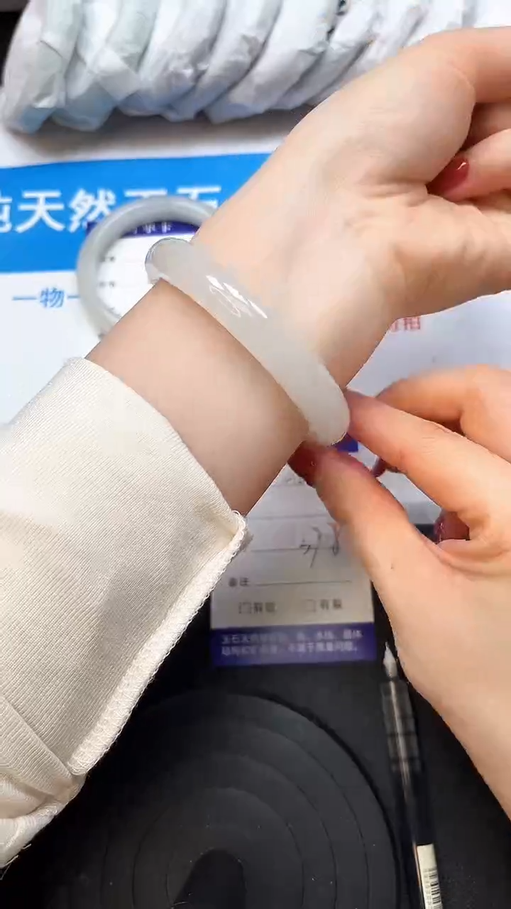 【闪购商品】石英质玉手镯合金47