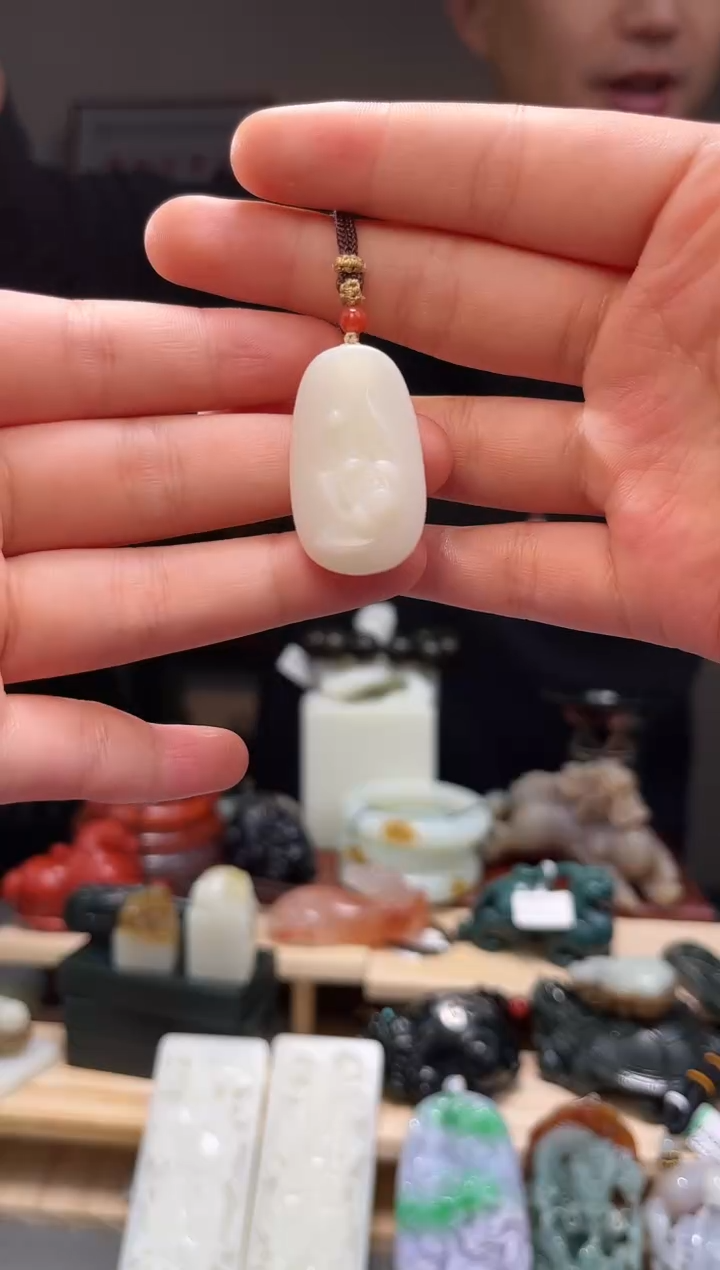 颈饰未镶嵌和田玉吊坠