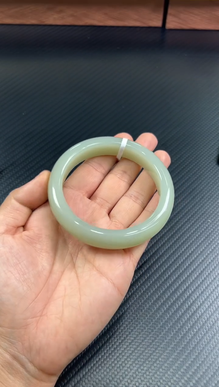 未镶嵌手镯和田玉且末近矿微色差60 MK