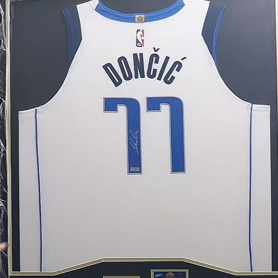 东契奇亲签独行侠主客场AU装裱收藏【铭人堂亲签球衣直播专属链接】