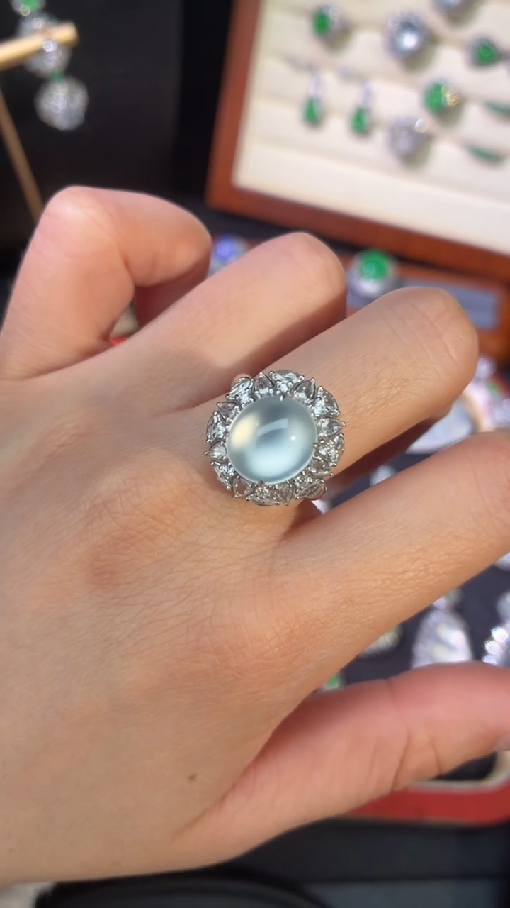 18K金镶嵌戒指翡翠蛋面