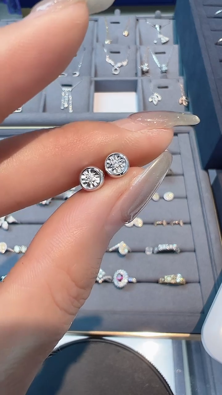 【闪购商品】钻石耳饰18K金镶嵌耳钉