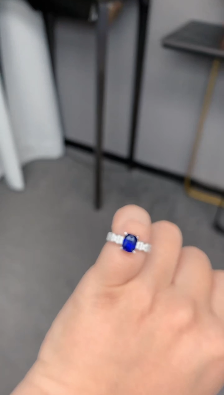 【闪购商品】蓝宝石戒指18K金镶嵌2ct皇家蓝戒指