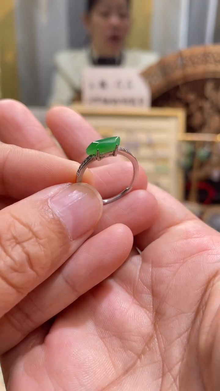 颈饰未镶嵌翡翠蛋面