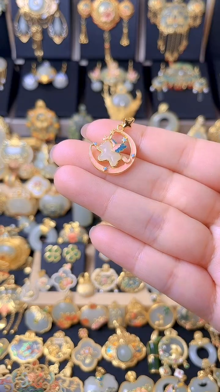 颈饰银S925镀金镶嵌和田玉珐琅星月归云马吊坠